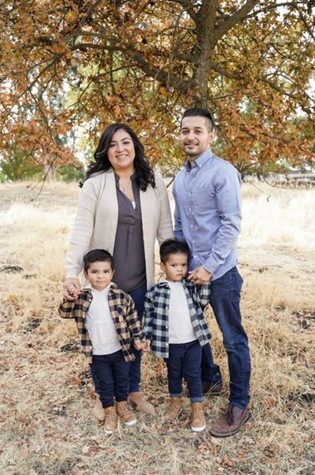 Jonathan posing his wife, Alexa, and children, Xavian and Xander